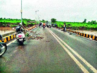 The guard of the tadli bridge went hard | टाकळी पुलाचे संरक्षक कठडे गेले वाहून