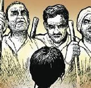 Boycott of family protesting against animal killings in Solapur | सोलापुरात पशुहत्या करण्यास विरोध करणाऱ्या कुटुंबावर बहिष्कार Boycott of family protesting against animal killings in Solapur | सोलापुरात पशुहत्या करण्यास विरोध करणाऱ्या कुटुंबावर बहिष्कार