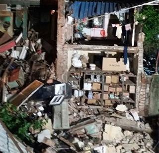 Mumbai: A part of two buildings in Girgaon collapsed | मुंबई - गिरगावमधील दोन इमारतींचा काही भाग कोसळला Mumbai: A part of two buildings in Girgaon collapsed | मुंबई - गिरगावमधील दोन इमारतींचा काही भाग कोसळला