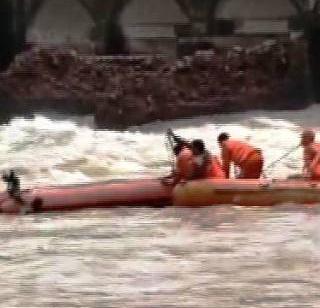 Savitri's fleet of fast-tracked passengers got off the boat | सावित्रीच्या वेगवान प्रवाहात जवानांची बोट उलटली Savitri's fleet of fast-tracked passengers got off the boat | सावित्रीच्या वेगवान प्रवाहात जवानांची बोट उलटली