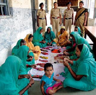 'Were weaving silkwadha in them | ‘त्यांचे’हात विणताहेत रेशीमधागे