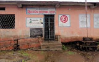 Goodbye after a midday meal, Guruji disappeared! | माध्यान्य भोजनानंतर गुड्यातील गुरूजी गायब !