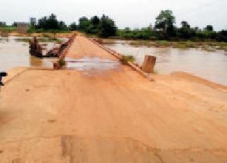 Risk of life on many bridges | अनेक पुलांवर जीवाचा धोका