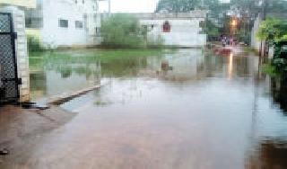 In the absence of the administration, | प्रशासनाच्या हलगर्जीपणामुळे शेषनगर जलमय