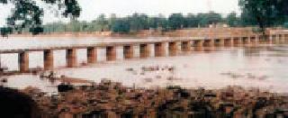 Falter, narrow pool headache | ठेंगणे, अरूंद पूल डोकेदुखीचेच