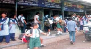 Everyday life of 10 thousand students | रोज १० हजार विद्यार्थ्यांचा जीव टांगणीला Everyday life of 10 thousand students | रोज १० हजार विद्यार्थ्यांचा जीव टांगणीला