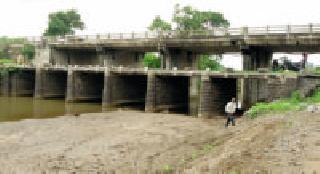 Still on the British bridge, the traffic is still on | ब्रिटिशकालीन पुलावरुन अजूनही वाहतूक सुरू Still on the British bridge, the traffic is still on | ब्रिटिशकालीन पुलावरुन अजूनही वाहतूक सुरू