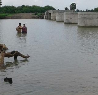 250 farmers and villagers have to travel through the water. | २५० शेतकऱ्यांसह ग्रामस्थांना पाण्यातूनच करावे लागते मार्गक्रमण!