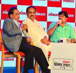 Because we are looking, the artists are good! | आम्ही इकडं असल्यानं कलाकारांचं बरं चाललंय!