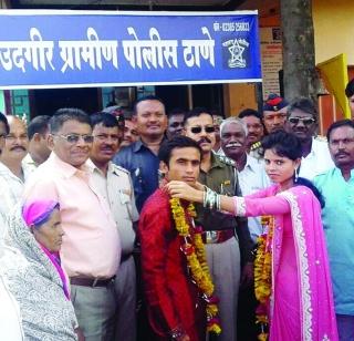 VIDEO - Udgir: Shuramangal in Sairat couple's police station .. | VIDEO - उदगीर : सैराट जोडप्याचे पोलिस ठाण्यातच शुभमंगल.. VIDEO - Udgir: Shuramangal in Sairat couple's police station .. | VIDEO - उदगीर : सैराट जोडप्याचे पोलिस ठाण्यातच शुभमंगल..