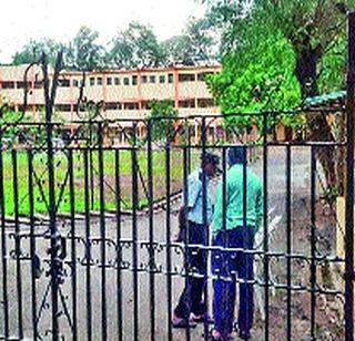 The square slab plaster collapsed | वर्गाच्या स्लॅबचे प्लास्टर कोसळले