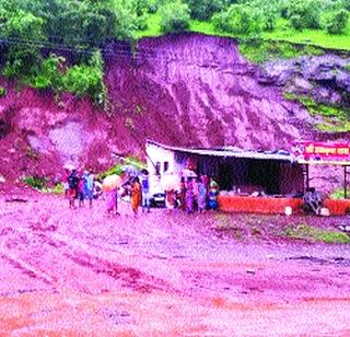 The rift in the adjoining valley collapsed | आंबेनळी घाटात दरड कोसळली