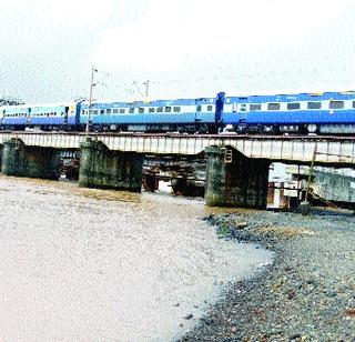 Vetarna Railway Bridge threatened due to sandstorm | रेतीउपशामुळे वैतरणा रेल्वे पूल धोक्यात