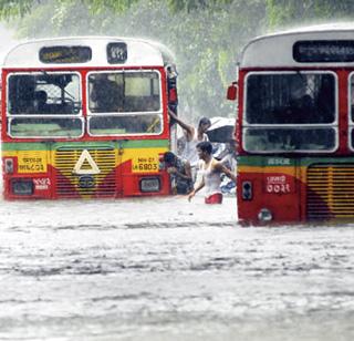 VIDEO - Because of its water supply, BEST has transmitted traffic to another route | VIDEO - पाणी साचल्यामुळे बेस्टने दुस-या मार्गावर वाहतूक वळवली