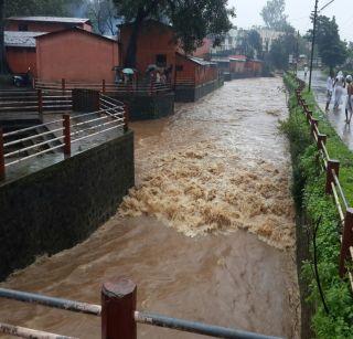 Nashik: The floods in the rivers of Dindori, the contact between villages and villages were broken | नाशिक - दिंडोरीतील नद्यांना महापूर, गावांचा संपर्क तुटला