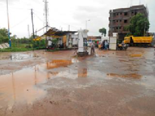 Petrol pump's 'umbrella' lost | पेट्रोलपंपचे ‘छत्र’ हरविले Petrol pump's 'umbrella' lost | पेट्रोलपंपचे ‘छत्र’ हरविले