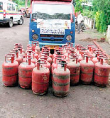 Open the Cylinder Gorakhhandha | सिलिंडरचा गोरखधंदा उघड