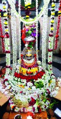 Shankaraachi Puja, the truth that was built in the temple of Kapaleeshwar on Ramkunda on the first Saturday of Shravan. | श्रावणातल्या पहिल्या शनिवारी रामकुंडावरील कपालेश्वर मंदिरात बांधण्यात आलेली सत्य शंकराची पूजा.