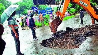 A campaign to create potholes with mud | गाळ काढण्यासह खड्डे बुजविण्याची मोहीम A campaign to create potholes with mud | गाळ काढण्यासह खड्डे बुजविण्याची मोहीम