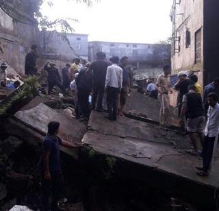 The collapsed building collapsed, the trio died | भिवंडीत दुमजली इमारत कोसळली, तिघांचा मृत्यू
