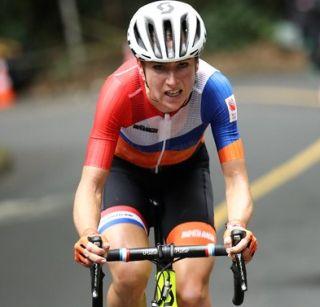 Rio Olympics: Netherlands cyclist accident, spinal fracture | रिओ ऑलिम्पिक : नेदरलँड्सच्या सायकलपटूचा अपघात, पाठीचा कणा फ्रॅक्चर