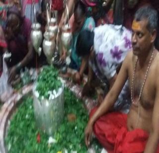 VIDEO: The crowd of devotees for Vaidyanatha on the first Shravadi Monday | VIDEO : पहिल्या श्रावणी सोमवारी वैद्यनाथाच्या दर्शनासाठी भाविकांची गर्दी VIDEO: The crowd of devotees for Vaidyanatha on the first Shravadi Monday | VIDEO : पहिल्या श्रावणी सोमवारी वैद्यनाथाच्या दर्शनासाठी भाविकांची गर्दी