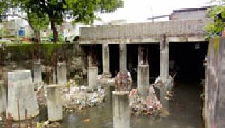 If Ambaniya floods, the risk of falling retailing wall | अंबानाल्याला पूर आल्यास रिटेलिंग वॉल तुटण्याचा धोका If Ambaniya floods, the risk of falling retailing wall | अंबानाल्याला पूर आल्यास रिटेलिंग वॉल तुटण्याचा धोका