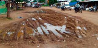 Four killed in 13 road accidents in six months due to deadly rocks; 13 injured | जीवघेण्या खडयांमुळे सहा महिन्यांत १३ अपघातात चार ठार; १३ जखमी Four killed in 13 road accidents in six months due to deadly rocks; 13 injured | जीवघेण्या खडयांमुळे सहा महिन्यांत १३ अपघातात चार ठार; १३ जखमी