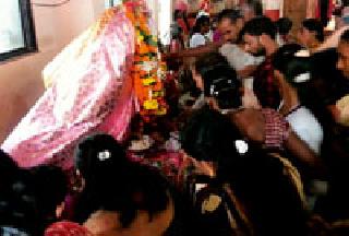 Thousands of devotees took the view of Bhadranagaswamy | हजारो भाविकांनी घेतले भद्रनागस्वामींचे दर्शन Thousands of devotees took the view of Bhadranagaswamy | हजारो भाविकांनी घेतले भद्रनागस्वामींचे दर्शन