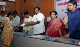 Distribution of the help of Student Accident Scheme at the hands of Guardian Minister | पालकमंत्र्यांच्या हस्ते विद्यार्थी अपघात योजनेच्या मदतीचे वितरण Distribution of the help of Student Accident Scheme at the hands of Guardian Minister | पालकमंत्र्यांच्या हस्ते विद्यार्थी अपघात योजनेच्या मदतीचे वितरण