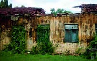 Eventually, the roof of the District School collapsed | अखेर जि.प.शाळेचे छत कोसळले Eventually, the roof of the District School collapsed | अखेर जि.प.शाळेचे छत कोसळले