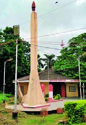 For the residents of the district forget about martyrdom | जिल्हावासीयांना हुतात्म्यांचा विसर