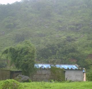 In the shadow of Kalwadi village, there is doubt about Malin again | काळवाडी गाव भीतीच्या छायेत, माळीण पुन्हा उद्भवण्याची शंका