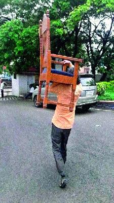 An attempt to flee the office of the Group Development Officer | गटविकास अधिकाऱ्यांची खुर्ची पळविण्याचा प्रयत्न