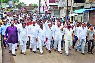 Morcha: In order to start a free onion auction, the affected farmers hit the tehsil | मोर्चा : गोणीमुक्त कांदा लिलाव सुरू करण्यासाठी संतप्त शेतकऱ्यांची तहसीलवर धडक