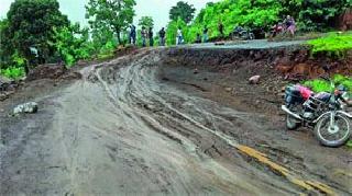 Appeal to District Collector: Demand for damages in Kalvan taluka | जिल्हाधिकाऱ्यांना निवेदन : कळवण तालुक्यातील नुकसानीचे पंचनामे करण्याची मागणी