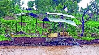 Vatar: breathing last breath while taking bath; | वटार : स्मशानभूमीच घेतेय अखेरचा श्वास;