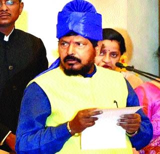 Eight-year minister | व्यवस्था परिवर्तनाच्या संदर्भात आठवलेंचे मंत्रिपद