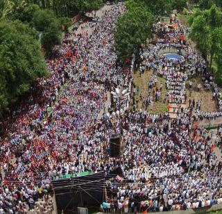 Maratha community's fight against Kopardi massacre in Aurangabad | औरंगाबादमध्ये कोपर्डी हत्याकांड विरोधात मराठा समाजाचा मुक मोर्चा Maratha community's fight against Kopardi massacre in Aurangabad | औरंगाबादमध्ये कोपर्डी हत्याकांड विरोधात मराठा समाजाचा मुक मोर्चा