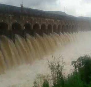 When 45 open doors of the British Bhattghar dam open ... | ब्रिटीशकालीन भाटघर धरणाचे ४५ स्वयंचलित दरवाजे उघडतात तेव्हा... When 45 open doors of the British Bhattghar dam open ... | ब्रिटीशकालीन भाटघर धरणाचे ४५ स्वयंचलित दरवाजे उघडतात तेव्हा...