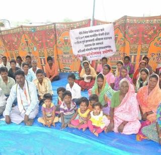 World Tribal Day festivities of tribals | जागतिक आदिवासी दिनी आदिवासींचे उपोषण World Tribal Day festivities of tribals | जागतिक आदिवासी दिनी आदिवासींचे उपोषण