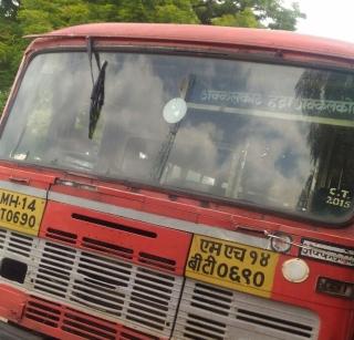 Solapur: Two people injured in firing, trying to rob ST | सोलापूर : गोळीबार करून एसटी लुटण्याचा प्रयत्न, 2 जखमी Solapur: Two people injured in firing, trying to rob ST | सोलापूर : गोळीबार करून एसटी लुटण्याचा प्रयत्न, 2 जखमी