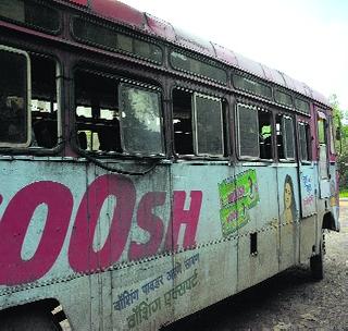 ST emergency firearms 'distress'! | एसटीच्या आपत्कालीन खिडक्यांची ‘आफत’! ST emergency firearms 'distress'! | एसटीच्या आपत्कालीन खिडक्यांची ‘आफत’!