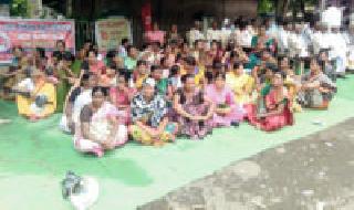 Problems raised by Anganwadi workers by agitation | आंदोलनातून अंगणवाडी कर्मचाऱ्यांनी मांडल्या समस्या