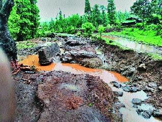Carry the pool in the flushed pool | फरशी पूल गेला वाहून