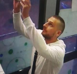 VIDEO: Watch it and beware of ATM thieves | VIDEO : हे पहा आणि एटीएम चोरांपासून सावध रहा VIDEO: Watch it and beware of ATM thieves | VIDEO : हे पहा आणि एटीएम चोरांपासून सावध रहा