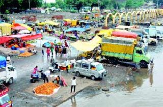 Weekend market disrupted for godown | गोदाकाठचा आठवडे बाजार विस्कळीत Weekend market disrupted for godown | गोदाकाठचा आठवडे बाजार विस्कळीत