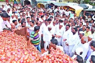 Excitement among farmers: Rs. 700 per quintal; Market Committees Beaten | शेतकऱ्यांमध्ये उत्साह : प्रतिक्विंटल सरासरी ७०० रुपये भाव; बाजार समित्या गजबजल्या Excitement among farmers: Rs. 700 per quintal; Market Committees Beaten | शेतकऱ्यांमध्ये उत्साह : प्रतिक्विंटल सरासरी ७०० रुपये भाव; बाजार समित्या गजबजल्या