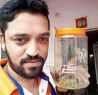 'Selfie with Cobra' fell on 25 thousand | 'सेल्फी विथ कोब्रा' पडला २५ हजारला 'Selfie with Cobra' fell on 25 thousand | 'सेल्फी विथ कोब्रा' पडला २५ हजारला