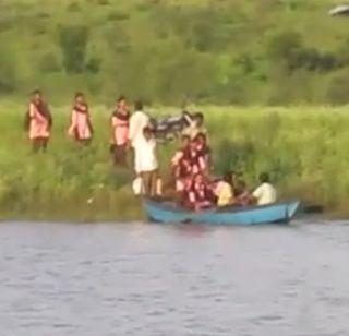 VIDEO: Student fights with names for students in school | VIDEO- विद्यार्थ्यांचा शाळेसाठी नावेतून जीवघेणा प्रवास VIDEO: Student fights with names for students in school | VIDEO- विद्यार्थ्यांचा शाळेसाठी नावेतून जीवघेणा प्रवास